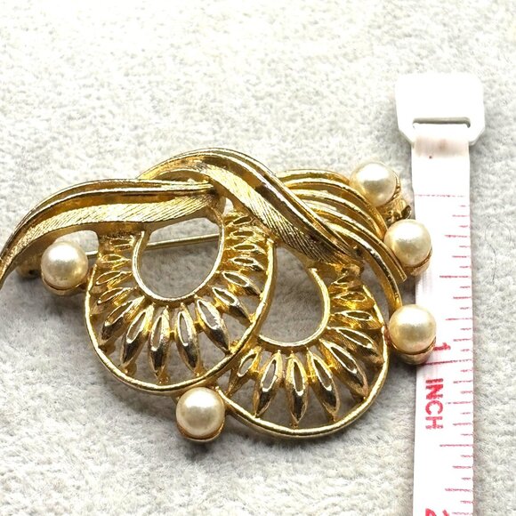 Vintage Lisner Gold-Tone Swirl Brooch Faux Pearls & Intricate Openwork Design - Picture 3 of 6